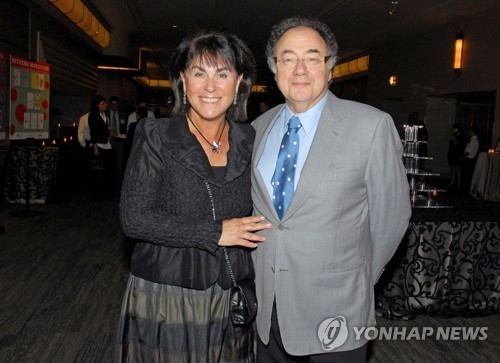 캐나다 최대 최약회사 창립자인 배리 셔먼(오른쪽) 부부의 생전 모습. 사진=로이터 연합뉴스