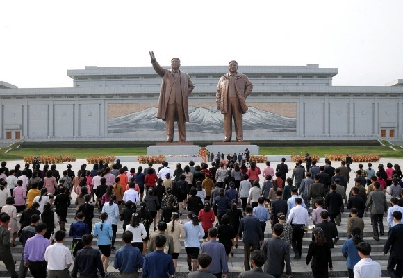 김일성·김정일 동상 찾은 북한 주민들