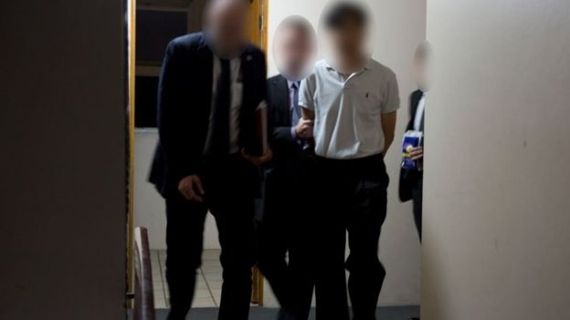 호주 연방경찰이 16일 시드니의 한 가정 집에서 대량살상무기 중개 협상을 벌인 혐의로 북한 남성을 연행하고 있다. 호주 연방경찰 제공 BBC 홈페이지 캡처