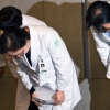 [서울포토] 고개숙인 이대목동병원 관계자들