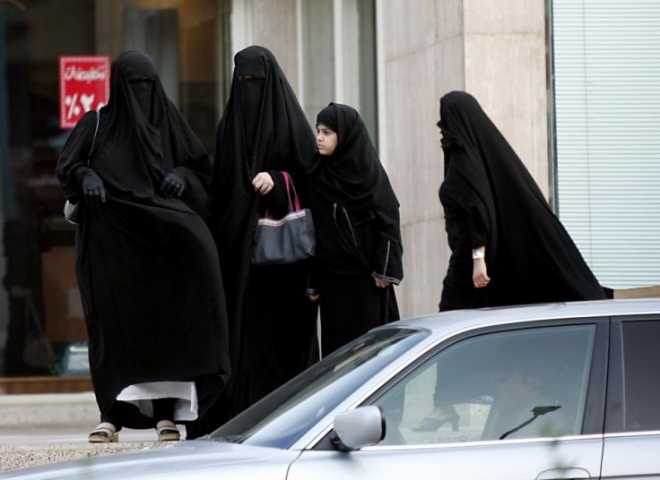 사우디 여성들도 내년부터는 운전면허를 취득할 수 있게 됐다. 2017. 12. 17 로이터