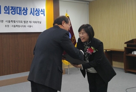 김혜련 서울시의원이 지난 15일 서울시기자연합회가 선정한 ‘2017 의정대상’을 수상하고 있다.