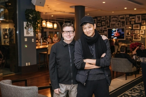 강동원(오른쪽)과 사이먼 웨스트 감독 [YG엔터테인먼트 제공] 연합뉴스