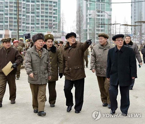 지난 2월 여명거리 건설현장 방문한 북한 박봉주 내각 총리 [연합뉴스 자료사진]