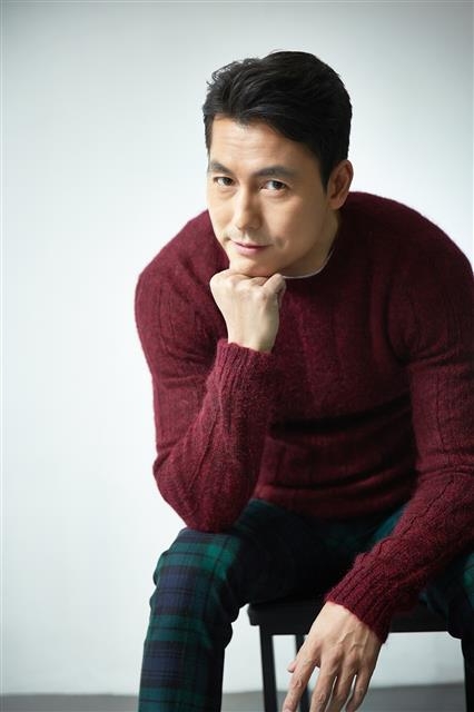 현재 김지운 감독과 ‘인랑’을 한창 촬영 중인 정우성은 행복하냐고 묻자 고개를 끄덕인다. “잠들기 전이나 자고 일어나서 아무 이유 없이 감사하다고 속으로 이야기할 때가 있어요. 아무것도 없이 맨손으로 출발해 이 많은 것을 얻었으니 늘 감사하죠. 그런 게 행복한 게 아니겠어요?”NEW 제공