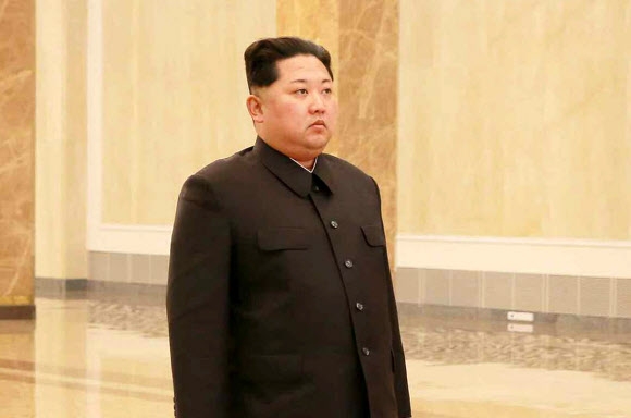 유엔 북한인권결의안 채택…금수산태양궁전 참배하는 김정은