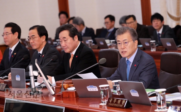 문재인 대통령이 19일 오전 청와대 본관에서 국무회의를 열고 중국 방문 성과등에 대해 논의 했다. 2017. 12. 19  안주영 기자 jya@seoul.co.kr