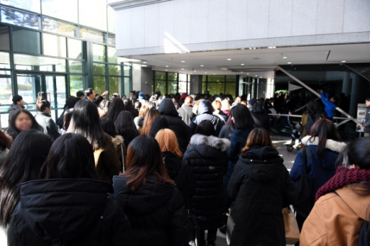 그룹 샤이니 종현의 빈소가 마련된 19일 오전 서울 아산병원 장례식장에 많은 팬들로 붐비고 있다. 일반인 조문은 같은 병원 장례식장 지하 1층 3호실을 통해 가능. <br>사진공동취재단=연합뉴스