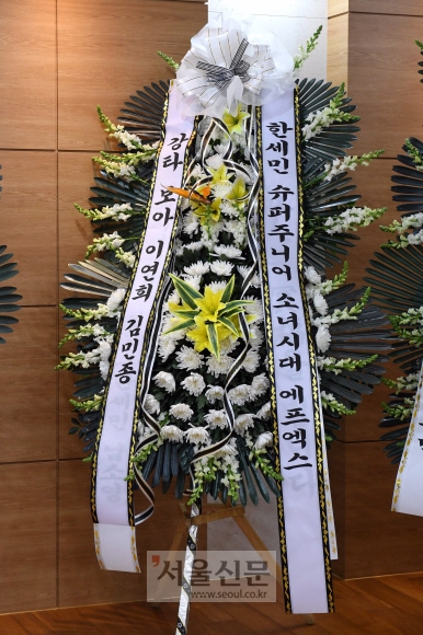 19일 故 샤이니 종현의 빈소가 서울 풍납동 서울아산병원에 마련됐다. 향년 27세. 일반인 조문은 같은 병원 장례식장 지하 1층 3호실을 통해 가능하다. 발인은 오는 21일 9시, 장지는 미정이다. 2017. 12. 19  사진공동취재단