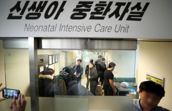 19일 오후 서울지방경찰청 광역수사대 관계자들이 이대목동병원 신생아 중환자실에서 신생아 사망사건 관련 압수수색을 하고 있다.  연합뉴스