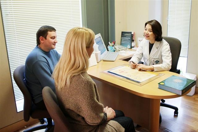 외국인들이 ‘강서미라클메디특구’의 한 병원을 찾아 진료를 받고 있다.