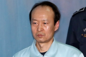 이재만 “최순실에게 ‘명절 휴가비’ 말한 적 없다”…박근혜 재판서 울음