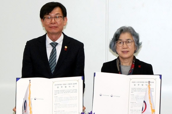 박은정(오른쪽) 권익위원장 연합뉴스