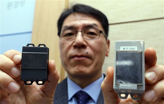 초경량 야생동물 위치추적기(GPS·왼쪽) 뉴스1