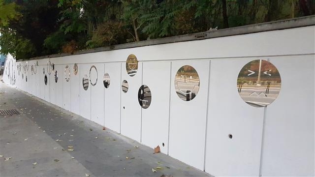 메말랐던 일상의 벽에 웃음 거울을