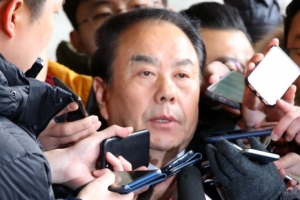 이우현 의원, 검찰 출석…“난 흙수저, 뇌물 받은 적 없다”