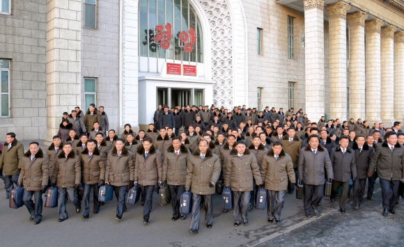 평양에 도착한 북한 노동당 세포위원장대회 참가자들