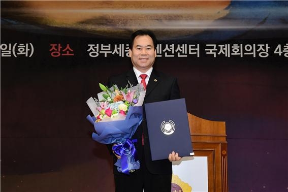 강구덕 서울시의원이 19일 전국시도의회의장협의회 선정 제5회 우수의정대상을 수상하고 있다.