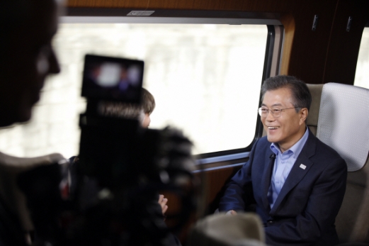 [서울포토] 美 NBC방송과 인터뷰하는 문재인 대통령