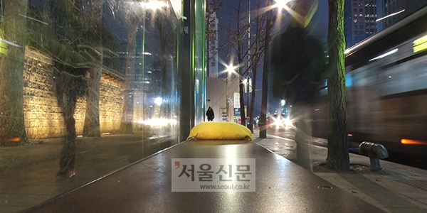 이효열 작가의 ‘네모난 봄’, 일명 노란 방석이 서울시청 인근 버스정류장에 설치되어 있다. 사진=문성호 기자 sungho@seoul.co.kr