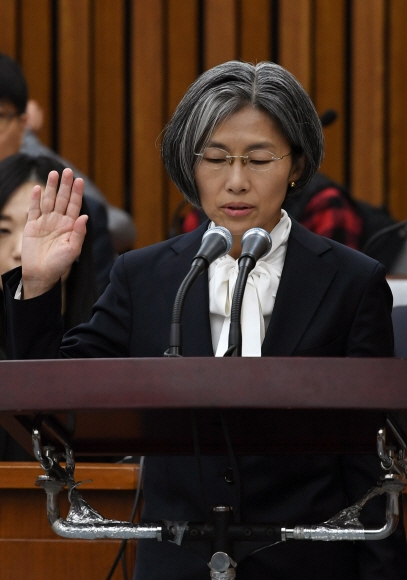 민유숙 대법관 후보자가 20일 오전 서울 여의도 국회에서 열린 인사청문회에서 선서를 하고 있다.   강성남 선임기자 snk@seoul.co.kr