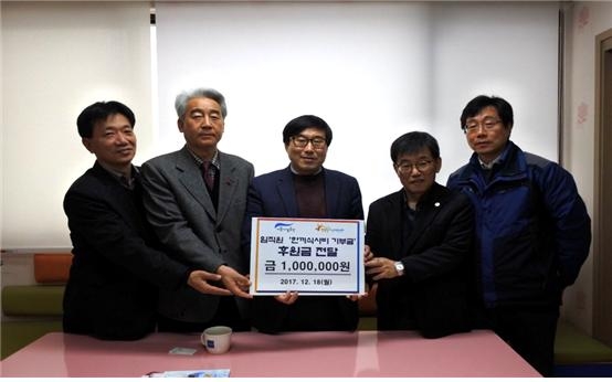 주찬식 서울시의원(왼쪽 두번째)이 지난 18일 서울시설공단이 모금한 청소년 후원금 100만원을 시설공단 임직원들과 함께 한빛청소년대안센터에 전달하고 있다.