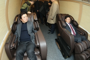 어르신 찾아가는 ‘부천시 효도 안마버스’ 인기