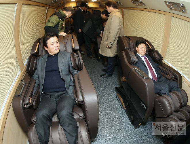 김만수(왼쪽) 부천시장과 강동구 부천시의회 의장이 안마버스를 체험하고 있다. 부천시 제공 