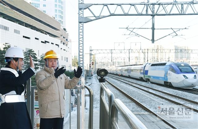 나진구(오른쪽) 서울 중랑구청장이 지난 18일 서울과 강릉을 일일생활권으로 묶어 주는 KTX 경강선 개통을 앞두고 망우역에서 현장 점검을 하고 있다.
