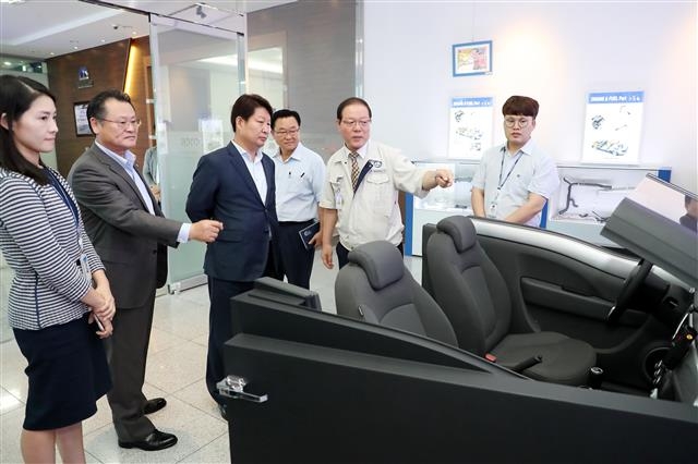 권영진(왼쪽 세 번째) 대구시장이 지역 자동차용 파이프 및 오토 트랜스미션용 플레이트 전문기업 삼보모터스를 방문, 관계자들로부터 공장설비에 대한 설명을 듣고 있다.  대구시 제공