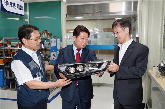 권 시장(가운데)이 대구 북구에 있는 자동차 부품 정비업체인 에스엘라이팅을 방문해 업체 관계자들로부터 부품 정비와 관련한 설명을 듣고 있다.  대구시 제공