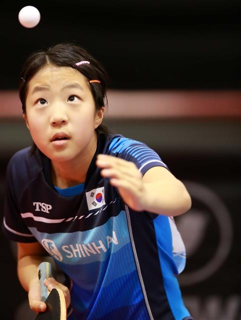 신유빈이 지난 2일 이탈리아 리바 델 가르다에서 열린 국제탁구연맹(ITTF) 주니어세계선수권 여자단식 2회전에서 다카하시 브루나(브라질)에게 서브를 넣기 위해 높이 토스한 공을 뚫어지게 쳐다보고 있다. 대한탁구협회 제공