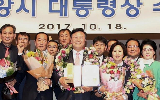 경기도 의왕시가 지난 10월 국토교통부가 주최한 2017 대한민국 도시대상에서 대통령상을 수상했다. 이외에도 전국 최고상을 수차례 수상해 ‘의왕 10대 뉴스’에 꼽혔다. 사진은 도시대상 대통령상을 수상한 김성제 의왕시장과 직원들이 기념촬영하는 장면. 의왕시 제공 