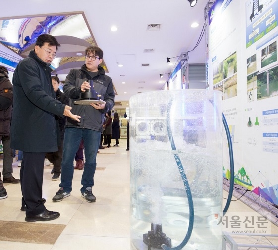 김우영 은평구청장이 지난 18일 은평구청에서 열린 ‘은평형 혁신기술TB 전시회’에서 신기술을 도입해 수질을 정화하는 장치를 둘러보고 있다. 은평구 제공 