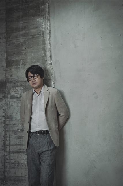 재수 86학번인 김윤석에게 1987년은 어떤 해였을까. “강의는 리포트로 대체되고 휴교령이 자주 내려지던 시절이었어요. 운동권이다 아니다를 떠나 대학생이라면 서너 번은 집회에 나서던 시절이었어요. 전 연극영화과는 아니었는데 연극 동아리에 빠져서 학과 점수는 개판 5분 전이었죠.” CJ엔터테인먼트 제공