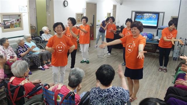 지난 5월 강동평생교육대학의 웃음건강지도사 과정을 이수한 수료생들로 구성된 평생학습 동아리 ‘웃음행복단’ 단원들이 어르신사랑방에서 노인들을 위한 공연을 펼치고 있다. 강동구 제공