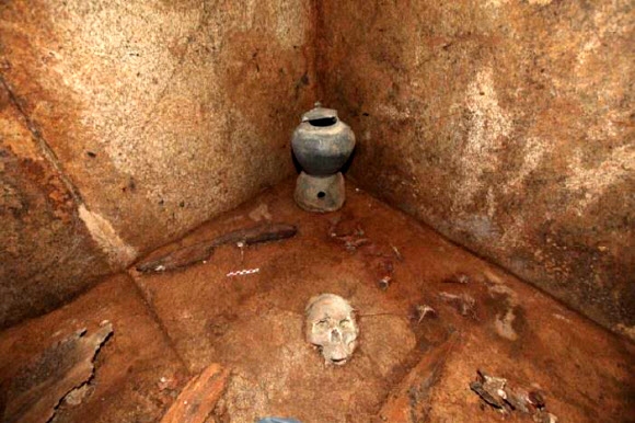 예산 백제시대 무덤서 직물 붙은 인골 발견
