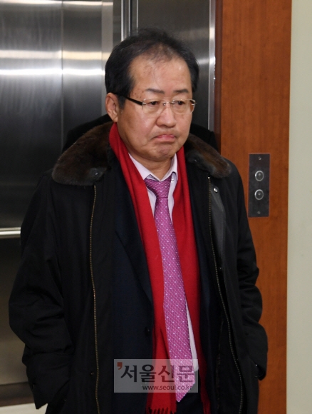 홍준표 자유한국당대표가 성완종 뇌물사건 피의 사실에 대한 대법원 판결이 있는 22일 아침 당사로 출근하고 있다. 2017.12.22  강성남 선임기자 snk@seoul.co.kr