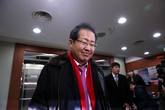 밝은 표정의 홍준표 한국당 대표