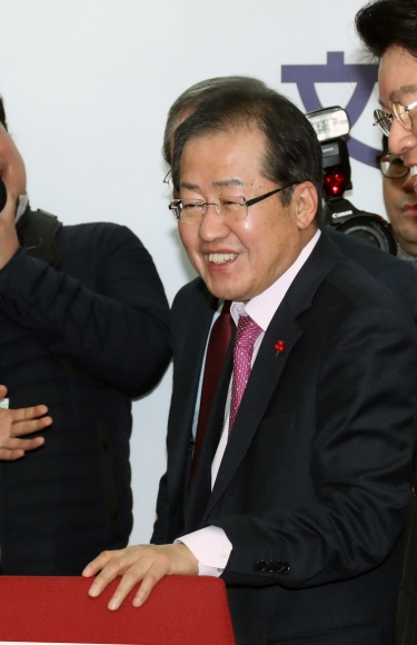 자유한국당 홍준표 대표가 22일 ‘성완종 리스트’ 관련 대법원의 무죄 선고를 받은 뒤 서울 여의도 당사에서 기자회견을 하며 미소를 보이고 있다. 강성남 선임기자 snk@seoul.co.kr