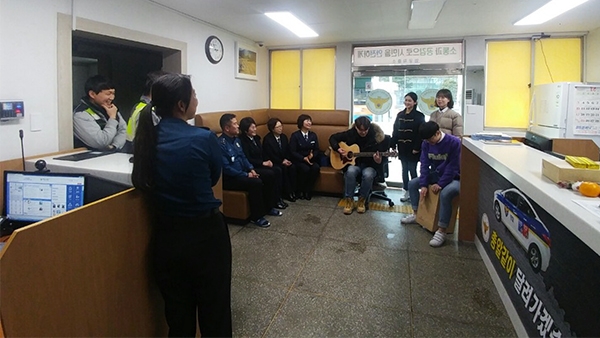 부산 동아대학교 실용음악과 학생들로 구성된 ‘녹차 롤 케이크’ 팀이 최근 부산의 한 파출소에서 작은 음악회를 열었다. 사진=한국문화예술협동조합 제공.
