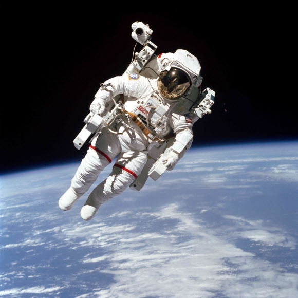 지난 21일(이하 현지시간) 세상을 떠난 미국 우주인 브루스 맥캔들스가 1984년 2월 7일 인류 최초의 생명줄 없는 우주 유영을 시도하고 있다. AFP 자료사진 연합뉴스 