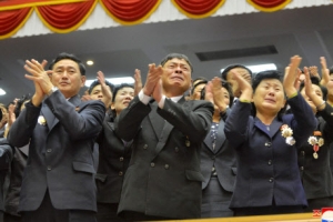 [포토] 김정은 폐회사에 박수