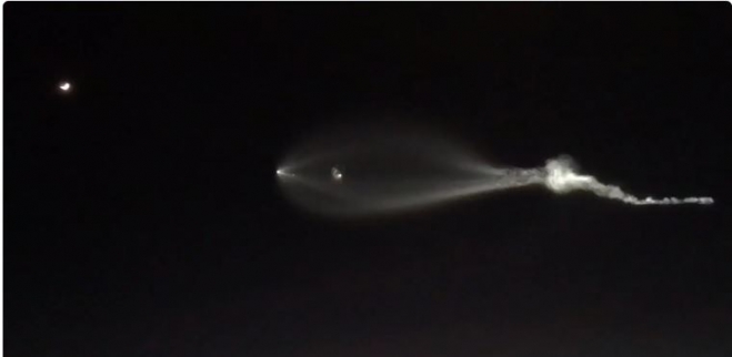 밤하늘을 가로지르는 팰컨 9 로켓. 출처:엘론 머스크 트위터