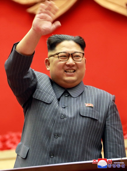 북한 김정은 노동당 위원장이 지난 23일 폐막한 제5차 당 세포위원장 대회에서 참석자들에게 손을 흔들며 인사하고 있다.  조선중앙통신 연합뉴스