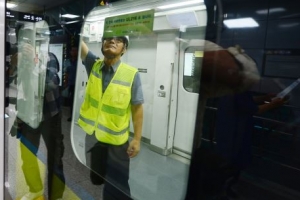 서울 경전철 우이신설선 단전으로 3시간째 운행 중단