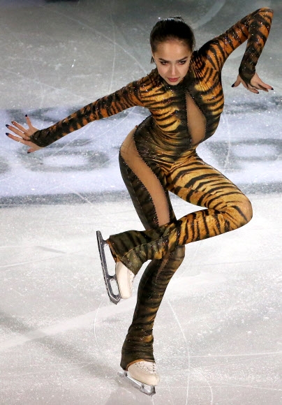 러시아 상트페테르부르크에서 열린 ‘러시아 피겨스케이팅 선수권 대회’에서 우승을 차지한 신예 알리나 자기토바가 24일(현지시간) 갈라 무대를 선보이고 있다. 15살인 자기토바는 올해 시니어 자격으로 첫 시즌을 치렀다. TASS 연합뉴스