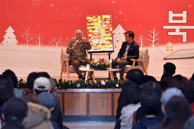 김훈(왼쪽) 작가가 지난 22일 서울 송파구청 4층 대강당에서 열린 ‘행복을 읽다’라는 주제로 열린 휴(休) 북콘서트에서 강연을 하고 있다. 송파구 제공