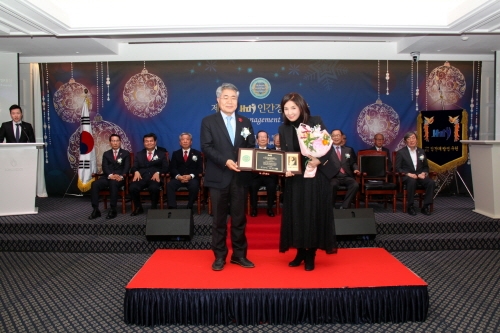 지난 21일 준오헤어의 강윤선 대표가 HDI인간개별연구원 주최로 열린 ‘HDI인간경영대상’ 시상식에서 인재경영부문 대상을 수상했다.