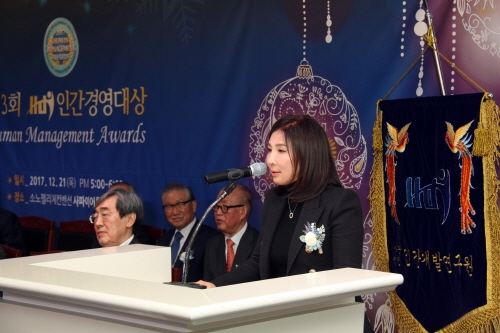 강윤선 준오헤어 대표는 지난 20여년간 ‘독서경영’으로 한 달에 한 번 필독서를 정해 전 직원들이 읽고 독서토론회를 열었으며, 이를 준오헤어를 대표하는 문화로 자리잡도록 했다.